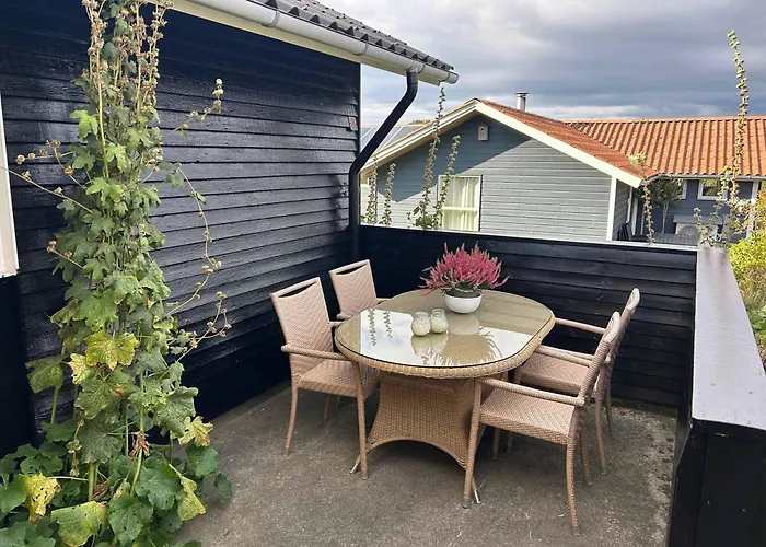 Vacation In Sandvig - Sea & Lighthouse Views Feriehus *